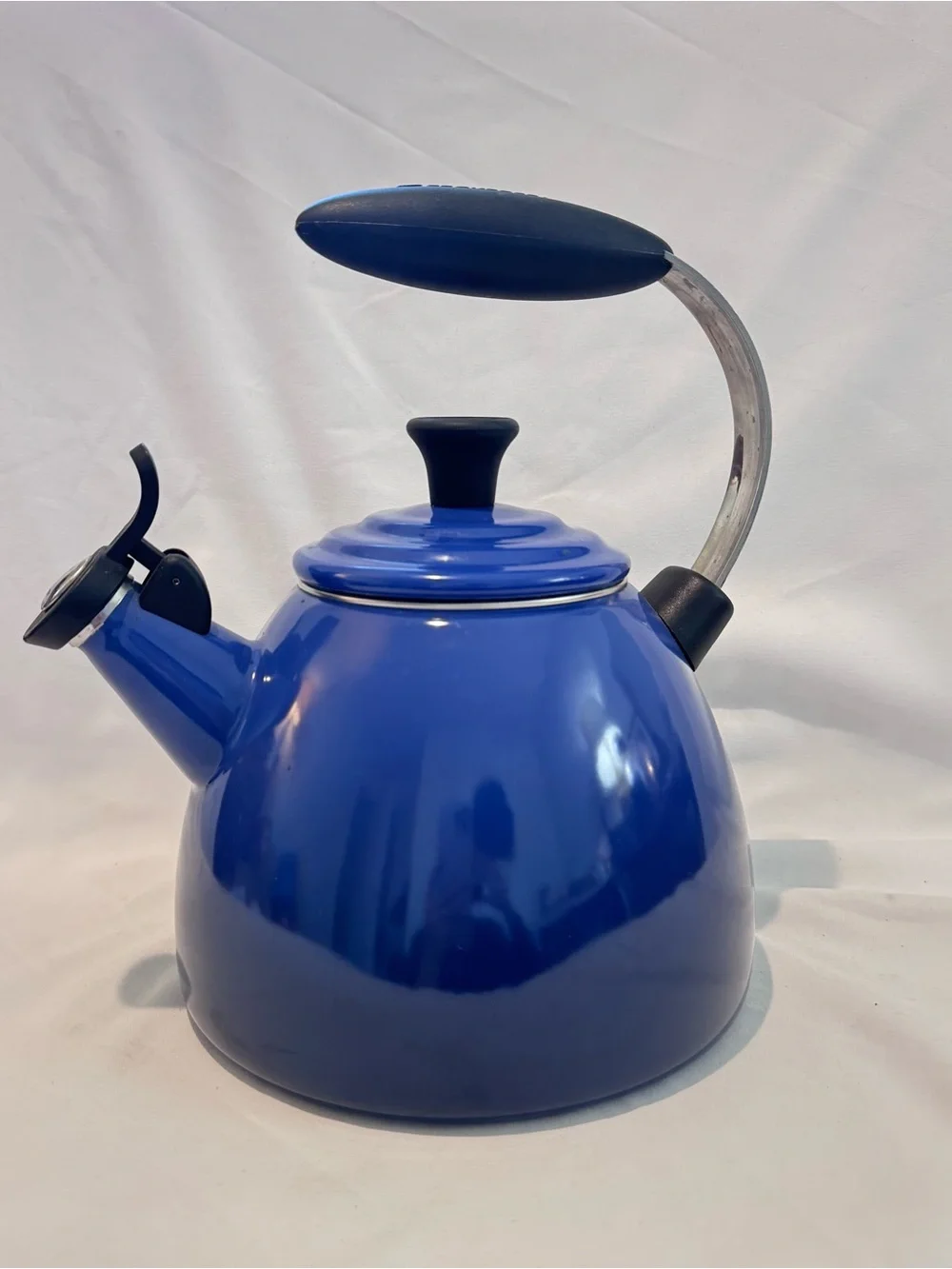 Le Creuset 1.6 Qt Whistling Halo Enamel on Steel Tea Kettle/Pot Blue